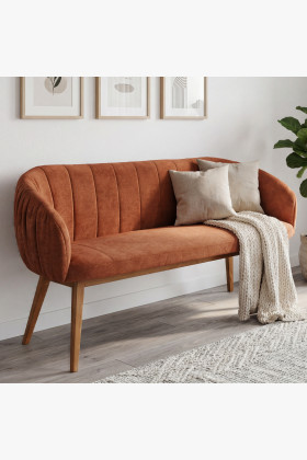 Čalouněná lavice Elba s dubovými nohami v cihlově červené barvě